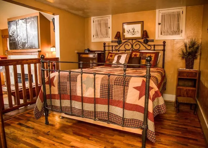 Mummy Mtn Suite 1 Bedroom Suite With Fireplace And Jacuzzi Tub